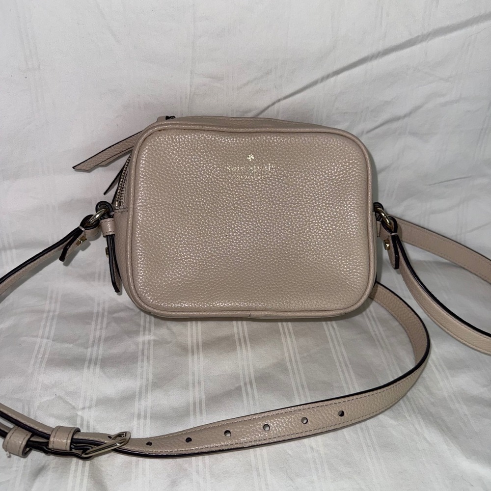 Kate Spade New York Beige Pebbled‎ Leather Double Zip Camera Crossbody Bag
